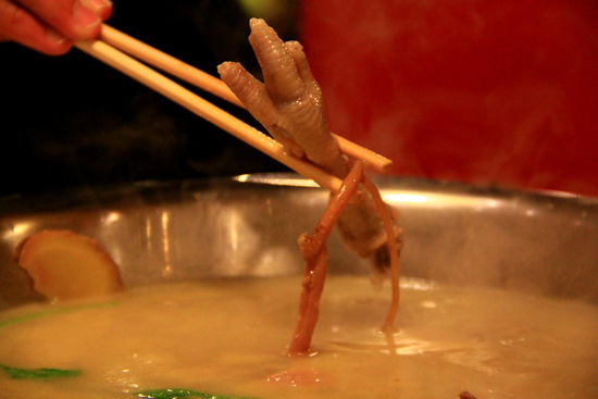 
Und es wird schlimmer - plötzlich gucken uns Augen in einem Chickeköpflein an!!!! Ich konnte nur ganz kurz hinschauen und somit auch kein Foto schießen od. den Kopf mit den Stäbchen festhalten. 
Reto versucht mit Müh und Not die Dinger immer wieder unterzutauchen, doch irgendwann vergeht uns beiden der Appetit und wir lassen den Rest stehen...