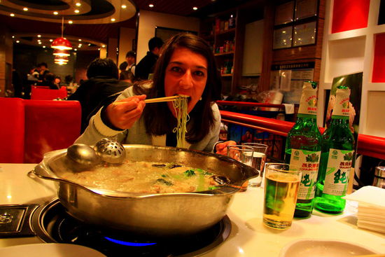 Chinesisches Hot Pot Essen, wie wir es bereits in Malaysia kennengelernt haben. Nur verstehen wir diesmal leider kaum etwas und bestellen dann halt einfach "Chicken". Dazu verschiedene Gemüse, die in der "Chickensuppe" gekocht werden.
Alles schmeckt einigermaßen gut, bis plötzlich aus der Brühe das auf dem unteren Bild sichtbare Chickenfüsslein auftaucht 