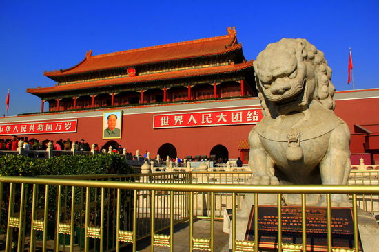 Die Löwen bewachen den Komplex. Sind vor vielen versch. Gebäuden wie z.B. auch Banken zu sehen