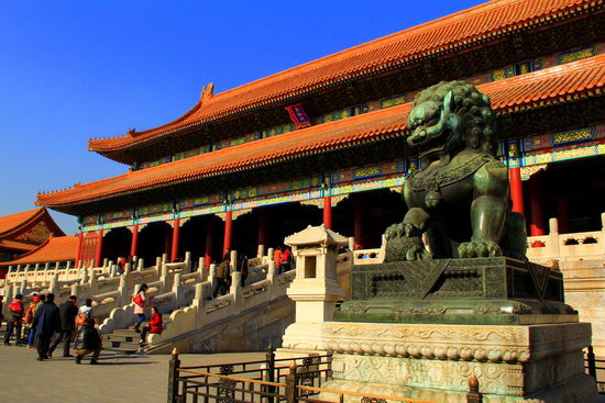 Auch das "Tor der Höchsten Harmonie" wird wie viele der Palasttore von zwei Bronzelöwen bewacht, die die Stärke der kaiserlichen Macht versinnbildlichen.