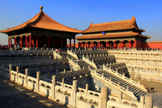 Halle der mittleren Harmonie (links) und Halle der Wahrung der Harmonie