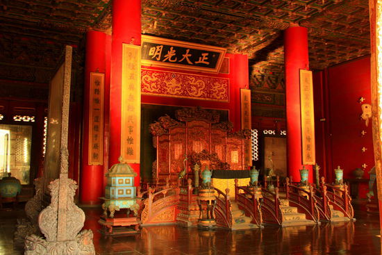 Thron im Palast der himmlischen Klarheit