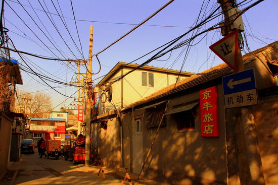 In den Hutongs Pekings sieht man noch die traditionellen Wohnhöfe. Heute gibt es in Peking noch etwa dreitausend Hutongs, in denen fast die Hälfte der Stadtbewohner lebt. Sie werden aber auf Grund der Umgestaltung des Stadtzentrums zunehmend seltener.
