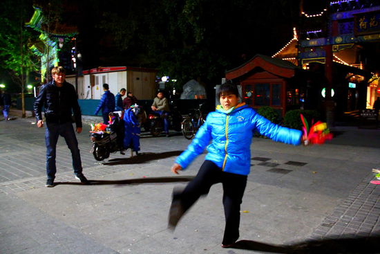 Pulsierendes Nachtleben und viele betätigen sich hier sportlich...
Endlich wiedermal etwas, das entfernt mit Fußball zu tun hat- Reto ist natürlich sofort dabei Ich spiele lieber etwas Beachball mit der Chinesin.