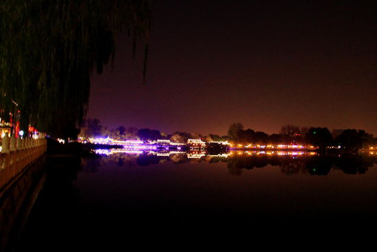 Der Hou Hai See liegt mitten in der Stadt und ist auch an Wochenabenden gut besucht - eine Bar/ Restaurant neben dem anderen, aus den meisten erklingt laute Livemusik - toll hier!