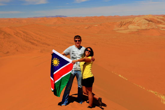 Ein stolzer Franzose wollte uns unbedingt die Fahne aufs Foto geben und knipste sich selbst damit (mit Stativ) auch etliche Male