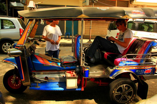 Mit dem Tuk Tuk durch den Verkehr Bangkoks - juhuu