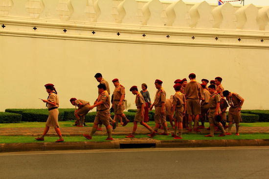 Schulkinder am Müll sammeln