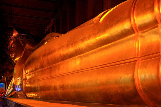 Der liegende Buddha ist wirklich riiiiesig und man kommt sich davor winzig klein vor!