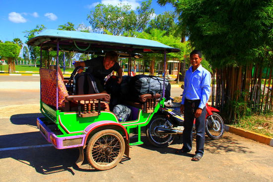 So werden wir am Flughafen abgeholt  Der freundliche Fahrer, Tour, steht auch morgen für die Tempeltour "zu unseren Diensten"