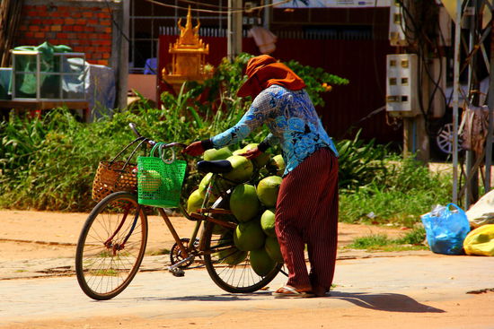 Hier wird einfach alles Erdenkliche transportiert: auf dem Kopf, auf zwei Rädern, auf vier Rändern...