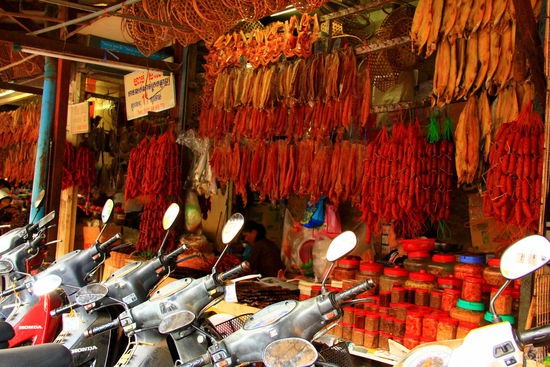 Fleisch wird hier ganz natürlich an der Sonne getrocknet - ein Paradies für Fliegen