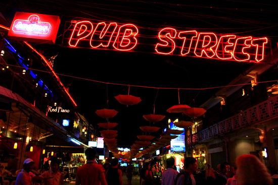 In der Pubstreet reihen sich die Restaurants mit asiatischen, jedoch auch vielen westlichen Speisekarten aneinander und es ist ganz schön was los.