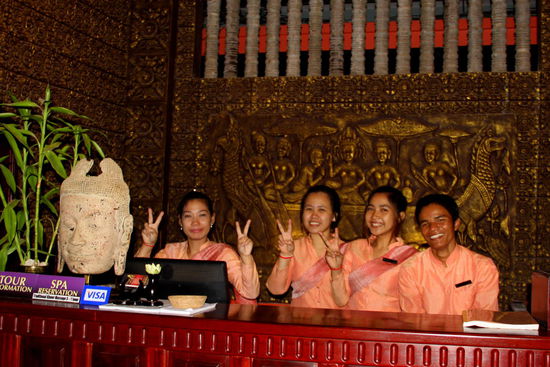 Als ich die Hotellobby- &amp; Restaurant fotografierte, wollte die  Crew unbedingt auch auf ein Foto  So erbringe ich ihnen die Ehre und stelle sie ins Internet  
Die Freundlichkeit war wirklich schon fast übertrieben und wir wurden bei jedem Schritt von Draußen zurück ins Hotel gebeten uns zu setzen, um dann mit einem Tee und getrockneten Bananen und teilweise mit Erfrischungstüchern willkommen geheißen zu werden. 
Sogar als Reto kurz die Wäsche im Haus nebenan holt und somit lediglich 1 Min. weg war, wird er von etwa 5 Pers. mit "ooh, welcome baaack" begrüßt 