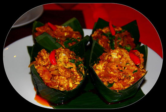 Mmh, lecker - Amok! Zwei mit Fisch, bzw. Shrimps für Reto, während ich mich an Chicken&amp; Pork erfreue. 
In Kambodscha steht Fisch groß auf der Speisekarte - kein Wunder, denn hier liegt ja mit dem Tonle Sap, dem größten See Südostasiens, eines der fischreichsten Binnengewässer der Erde.