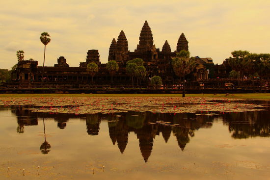 Angkor Wat - der größte Tempelkomplex der Welt. Er gilt als das bedeutendste Heiligtum Asiens. 
Khmer-König Suyarvarman II. ließ im 12. Jahrhundert die Anlage als Pilger- und eigene Begräbnisstätte errichten.