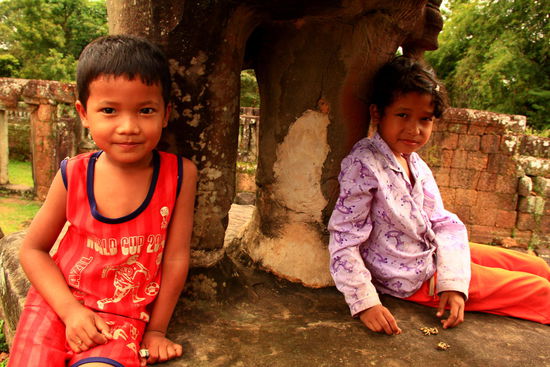 In allen Tempelanlagen spielen Kinder oder verkaufen Verschiedenes. Leider haben in Kambodscha lediglich etwa 60% aller Kinder das Glück, die Schule besuchen zu können (Info eines Kambodschaners)
Mit diesen Beiden haben wir uns mit wenigen Worten sowie Hand und Fuß etwas unterhalten und ihnen bei ihrem interessanten Spiel zugesehen 