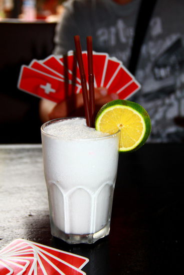 Da die zweite Tempeltour bereits mittags endet, haben wir noch den ganzen Nachmittag, um gemütlich in Cafés rumzuhängen, Karten zu spielen sowie den Verkehr zu beobachten. 
Abends schauen wir uns den im Hotelzimmer zur Verfügung gestellte Film "Killing Fields" an. Haarsträubend und definitiv nicht empfehlenswert vor dem Schlafen gehen...Die Geschichte Kambodschas bedrückt sehr