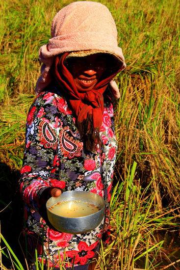 Stolz zeigt sie uns den aus der Zuckerpalme gewonnenen Saft