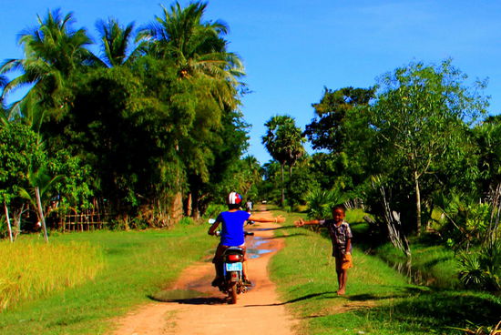 Unterwegs begegnen wir unglaublich vielen Kinder, die uns zurufen, zu winken oder an den Straßenrand kommen, um "abzuklatschen" - wie dieser Junge hier 