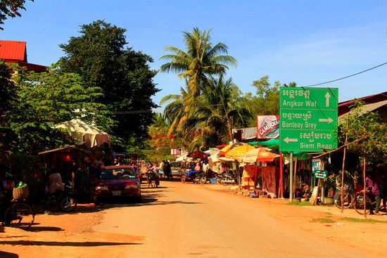 Auch in einem Dorf kommen wir vorbei...Hier werden wir eher etwas komisch angeschaut und fühlen uns weniger willkommen