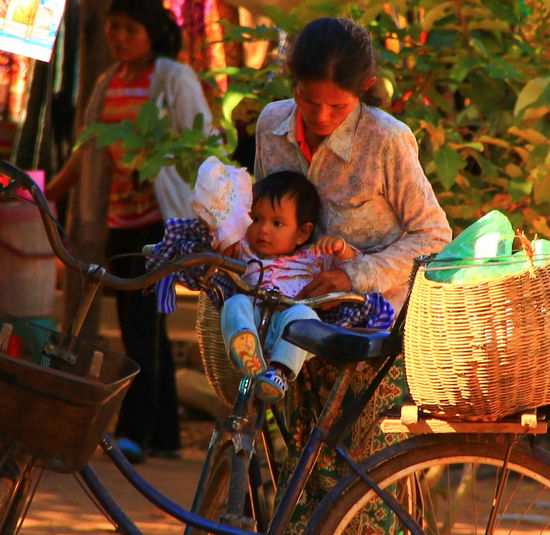 Wer braucht schon ein Kindersitzli? Das Kleinkind reist nun im am Lenker umgebundenen Tuch mit 