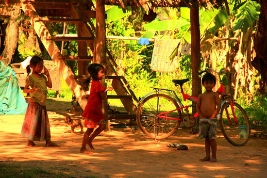 Vielerorts spielen Kinder auf den Hausplätzen