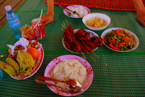 Unter dem Fleisch befinden sich zwei Vögel...leider keine Ahnung was für welche (in Europa gäbe es sie nicht), da unser Tourguide den englischen Namen nicht kennt. Sie sehen aus wie Frösche und wir dachten zuerst es seien welche, da diese hier auch gegessen werden 