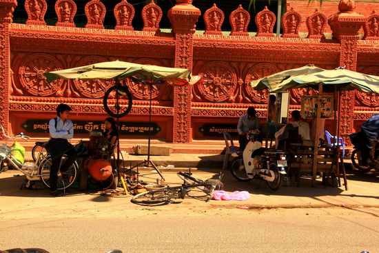Links Outdoor Velohändler - rechts daneben Outdoor Coiffeur 