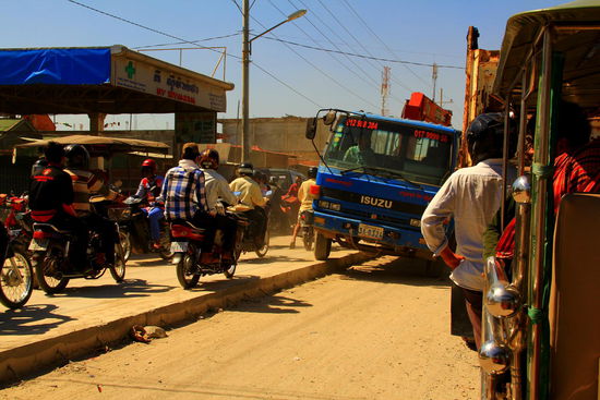 In die eine Richtung existiert anscheinend seit Kurzem eine Teerstrasse