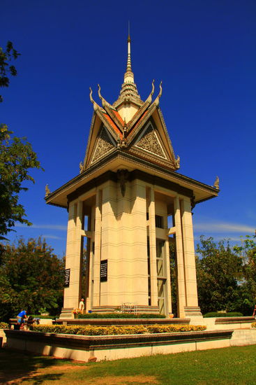 Mahnmal an die Zeit der roten Khmer: im Innenraum befinden sich Knochen, Schädel, Kleider, etc. der Verstorbenen