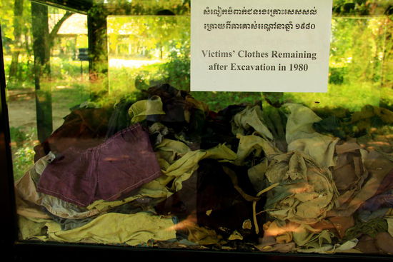 Kleider, die durch das Aufweichen des Bodens zum Vorschein kommen werden zur Ehre und als Gedenke an die Verstorbenen aufbewahrt. 
Auch heute sehen wir immer wieder kleine Kleiderfetzen sowie auch Teile von Knochen aus dem Boden hervortreten