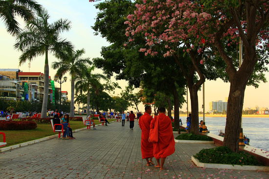 Am Tonle Sap River findet sich gegen Abend jung und alt ein