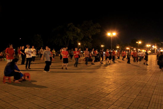 Sogar die Sportstunde findet hier statt - wir versuchen amüsiert mitzumachen 