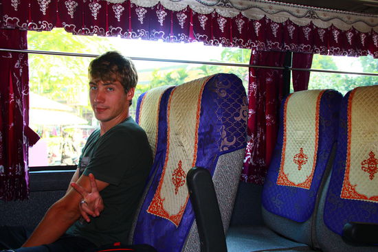 Leider waren bereits alle angefragten Bungalows auf Koh Rong (Insel in Kambodscha) ausgebucht. Von Sihanoukville haben wir bisher auch wenig Positives gehört und da wir nun Lust auf Strandurlaub haben, fahren wir heute mit dem Bus zurück nach Trat, Thailand, von wo es dann auf die Insel geht.
Landschaftlich gesehen hat uns das, was wir von Kambodscha gesehen haben, sehr gut gefallen - war für uns eine der schönsten Landschaften und wir würden gerne nochmal hinfahren, um mehr zu sehen. Auch die Menschen erlebten wir freundlich und doch nicht zu aufdringlich. Die Armut jedoch war gut zu spüren, so viele Kinder in einem Land haben wir wohl noch nie gesehen, viele betteln und können keine Schule besuchen, viele Männer besitzen durch die Minen lediglich noch ein Bein (auch heute noch ist Kambodscha nicht komplett minenfrei!)...