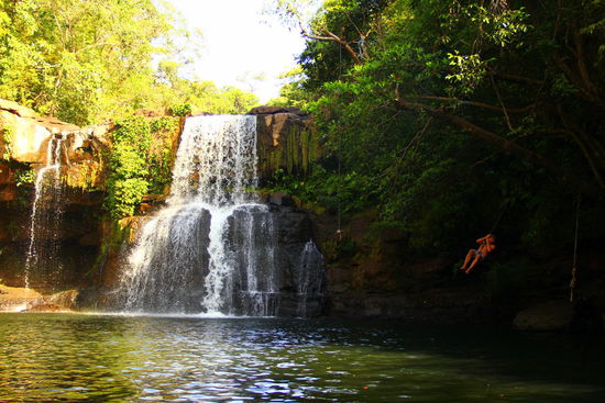 Tarzaaaan - Reto schwingt sich in den Wasserfall