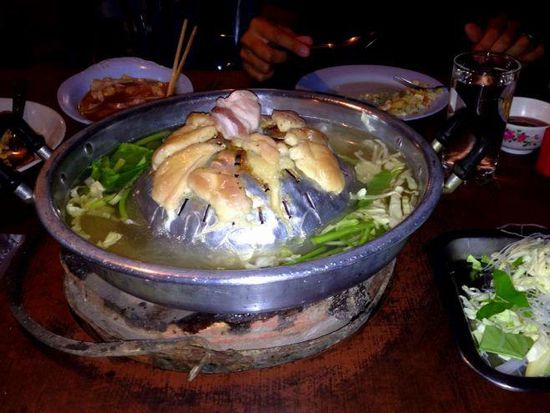 Thai Barbecue Loch in den Tisch, Kohle rein und schon kann gemütlich grilliert werden - wir sind begeistert von der Idee. Hier in Trat feiern wir am 2.12. unseren Jahrestag - 7 wunderschöne Jahre Seite an Seite - MERCI!
Und unser 7. Jahr war alles andere als verflixt