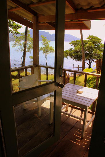 Ausblick aufs Meer. Leider ohne Sandstrand...Das Hotel bietet zwar einen Pool, aber das ist natürlich zu vergleichen. Naja zum länger an der Sonne bräteln war es hier sowieso zu heiß.