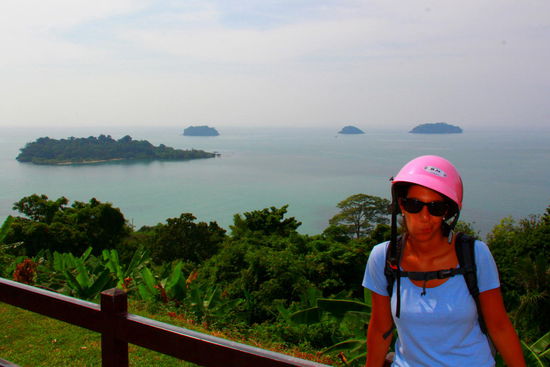 An einem Morgen haben wir uns doch noch auf einen Roller geschwungen, um der Insel eine Chance zu geben, uns vielleicht doch noch zu gefallen. Najaaaa ist das Fazit. Koh Changs beste Zeiten sind wohl vorüber...die Strände sind überfüllt und uns gefällt`s hier höchstens der tollen Restaurants in unserer Gegend wegen