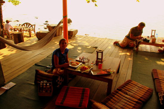 Morgen- &amp; Mittagessen gab`s immer hier direkt am Meer 
