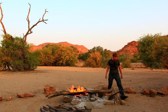 Bubbelireto kann die Finger kaum vom Feuer lassen! Sowieso ist er ja überzeugt, eigentlich zu den San, Buschmännern, zu gehören 