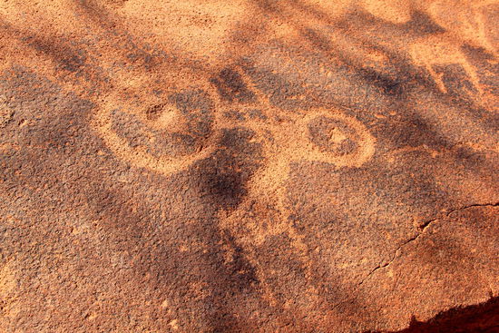 Der Kreis mit dem Kreis () stellt ein permanentes Wasserloch dar...solche ohne Kreis in der Mitte führen nur sporadisch Wasser. Haben die Aborigines in Australien übrigens genau gleich dargestellt!!!