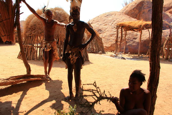 Die Frau erklärt uns in ihrer Sprache mit Klicklauten die Verwendung der verschiedenen Natur(heil)pflanzen...Zum Glück wird`s danach auf Englisch übersetzt