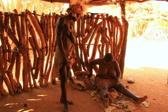 Die Frauen am Schmuck herstellen...