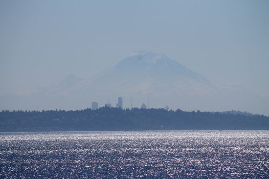 Das da hinten ist schon Seattle. Und das da gaanz hinten ist der Mount Rainier, den wir auch noch besuchen werden