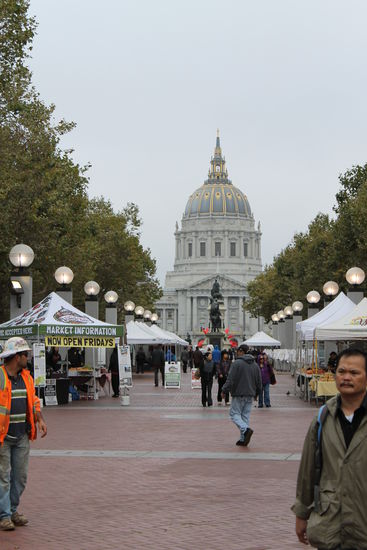 Ein kleiner Markt vor dem Civic Center