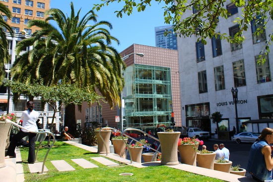 Hier am Union Square verbringen mittags viele Menschen ihre Pause, sowohl Touristen als auch Angestellte aus den umliegenden Kaufhäusern, Hotels und Büros.