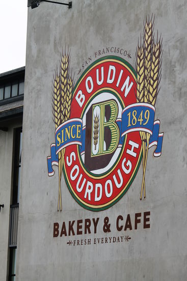 Hier genießen wir sehr leckere Belgische Waffeln mit Kirschen und Sahne und French Toast