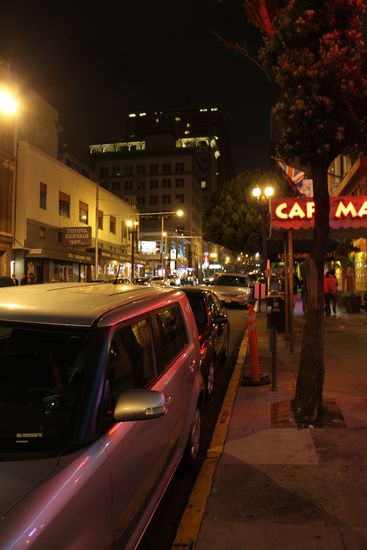 Blick aus der Haustür unseres Hostels bei Nacht