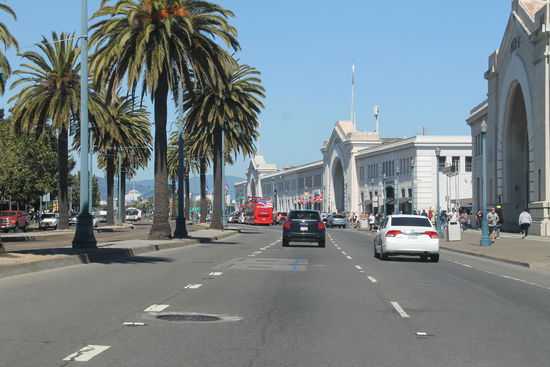 Hübsche Gebäude und Palmen entlang der Piers